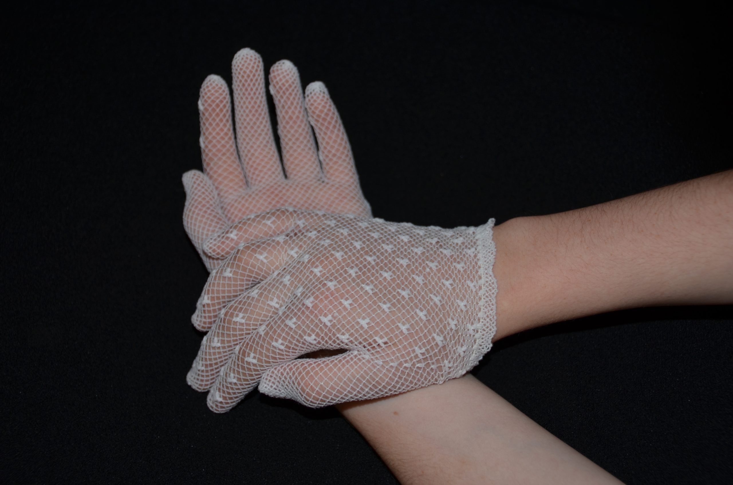 stretch mesh gloves. fit small child to small adult. stretch mesh gloves. fit small child to small adult.